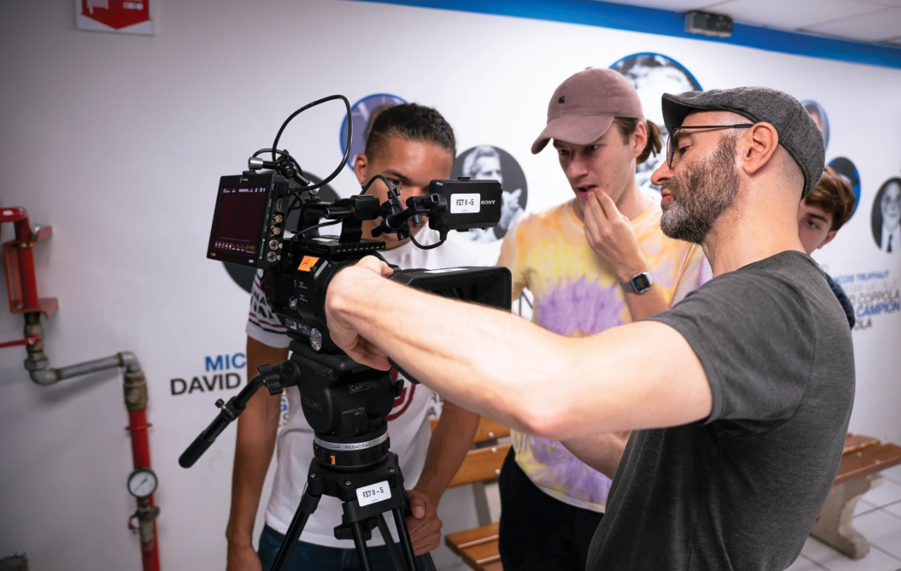 Photo élèves ESRA en tournage avec caméra et professeur